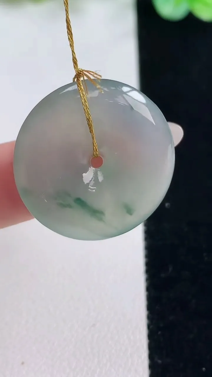 天然A货翡翠冰种飘花平安扣吊坠，尺寸25.7-4.4，重量:6.31g
10月23日