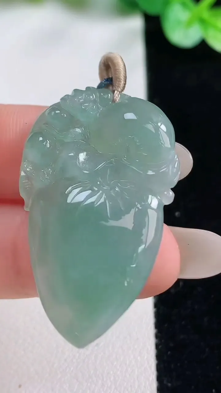 天然A货翡翠寿桃吊坠，尺寸35.5-18.8-5，重量:8.57g
10月23日