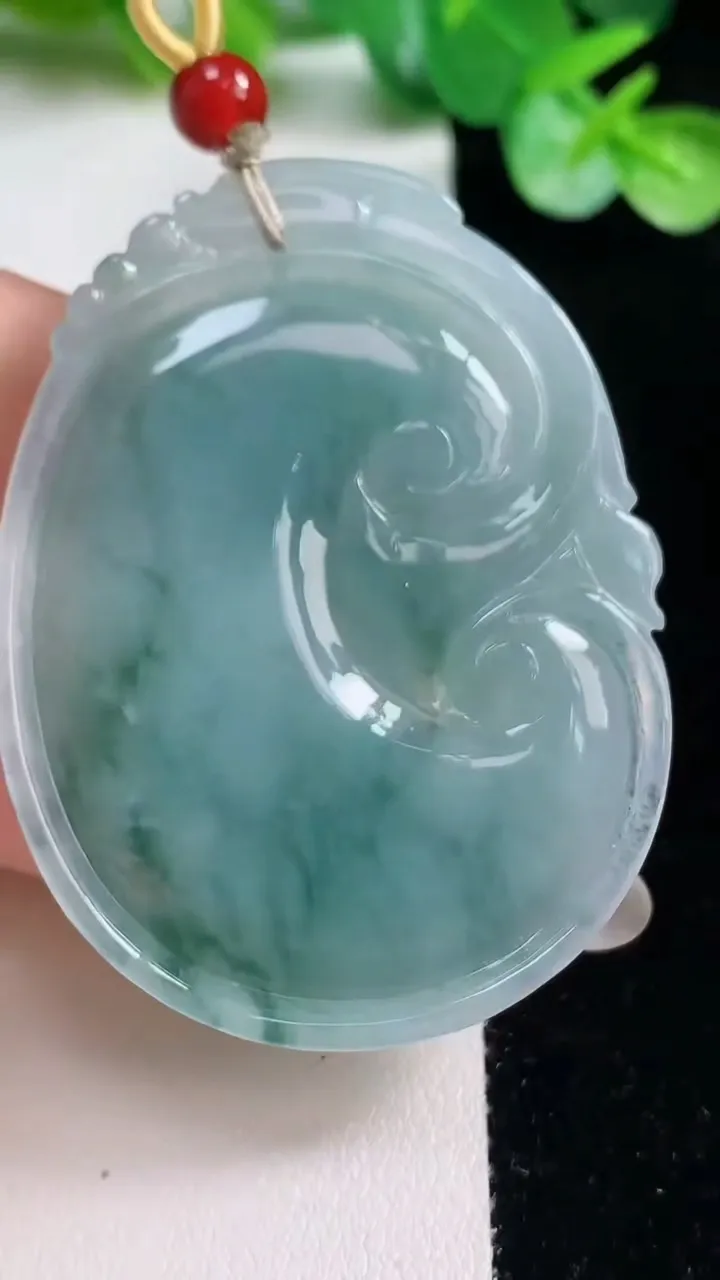 天然A货翡翠冰种飘花如意吊坠，尺寸53.5-42.8-6.7，重量:26.00g
10月23日