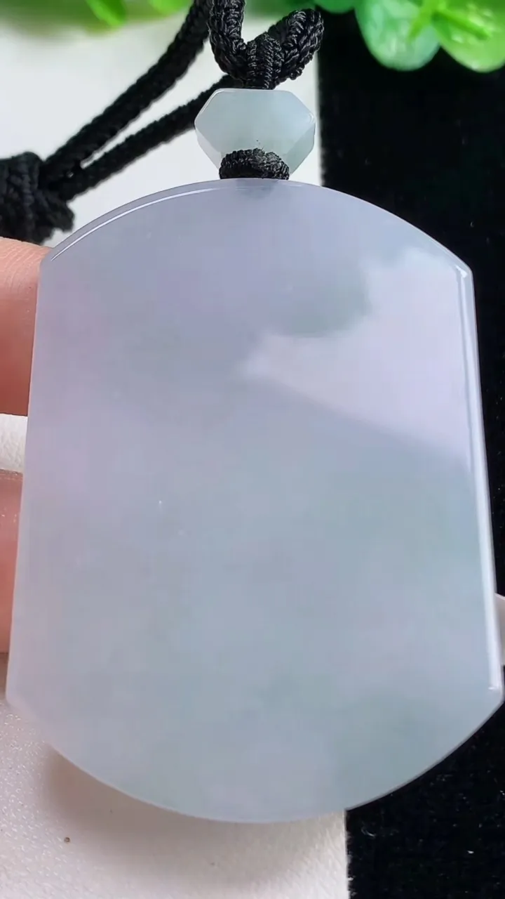 天然A货翡翠春带彩紫罗兰无事牌吊坠，尺寸33.5-40.7-5.5，重量:40.00g
10月23日