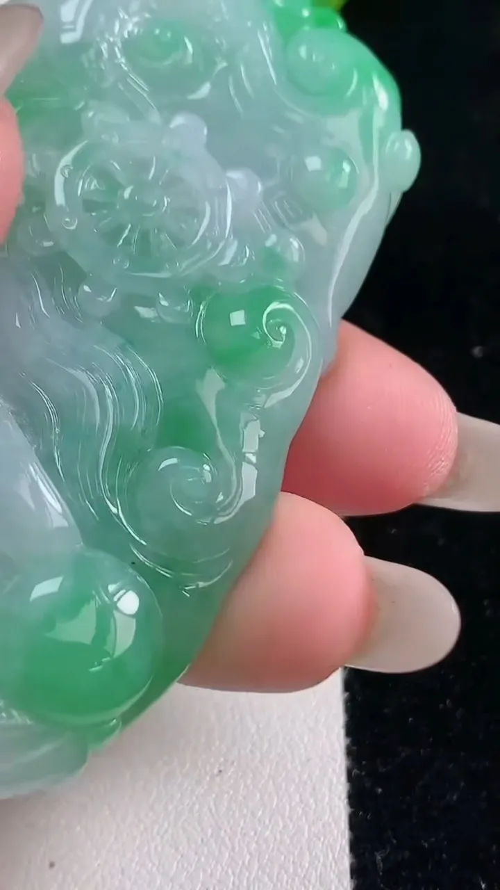 天然A货翡翠龙牌吊坠，尺寸67-33-13.4，重量:60.08g
10月23日