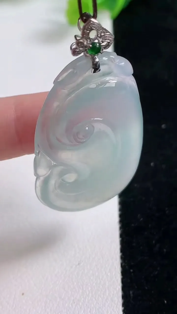 天然A货翡翠种白冰如意吊坠，尺寸51.2-32-5.4，重量:20.38g
10月23日
