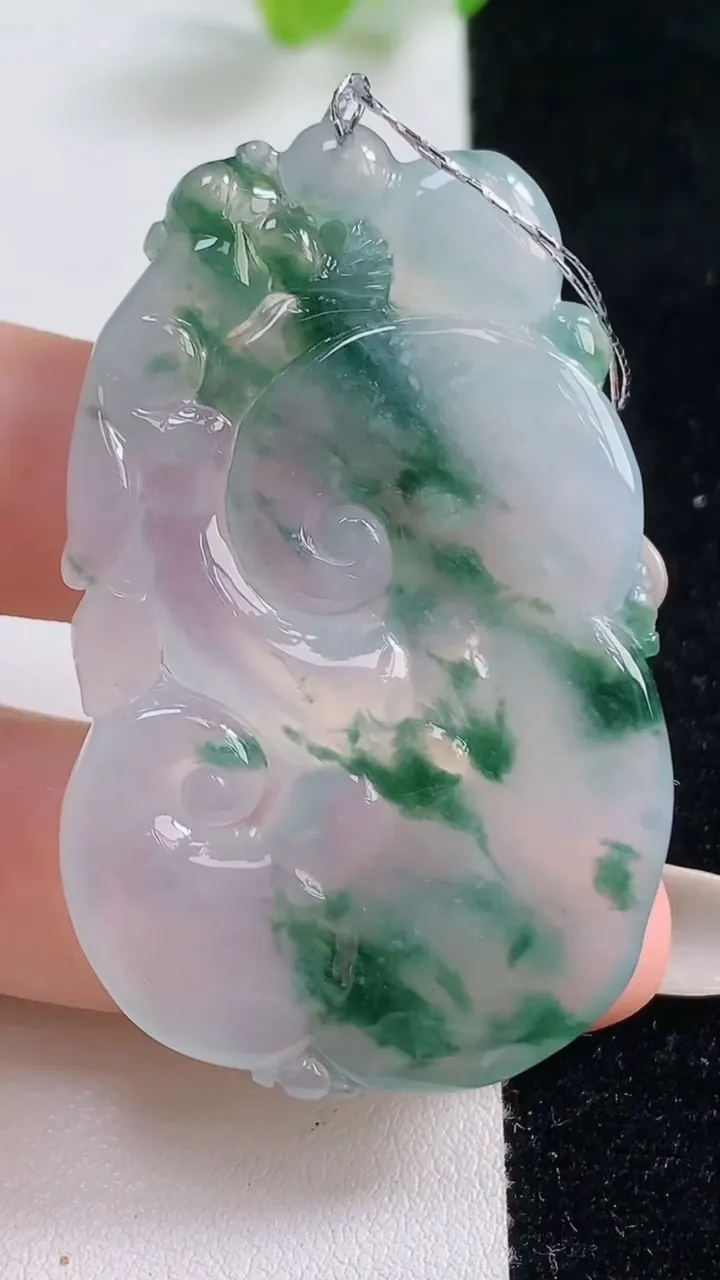 天然A货翡翠种飘花如意吊坠，尺寸45-27.2-6.4，重量:13.32g
10月23日