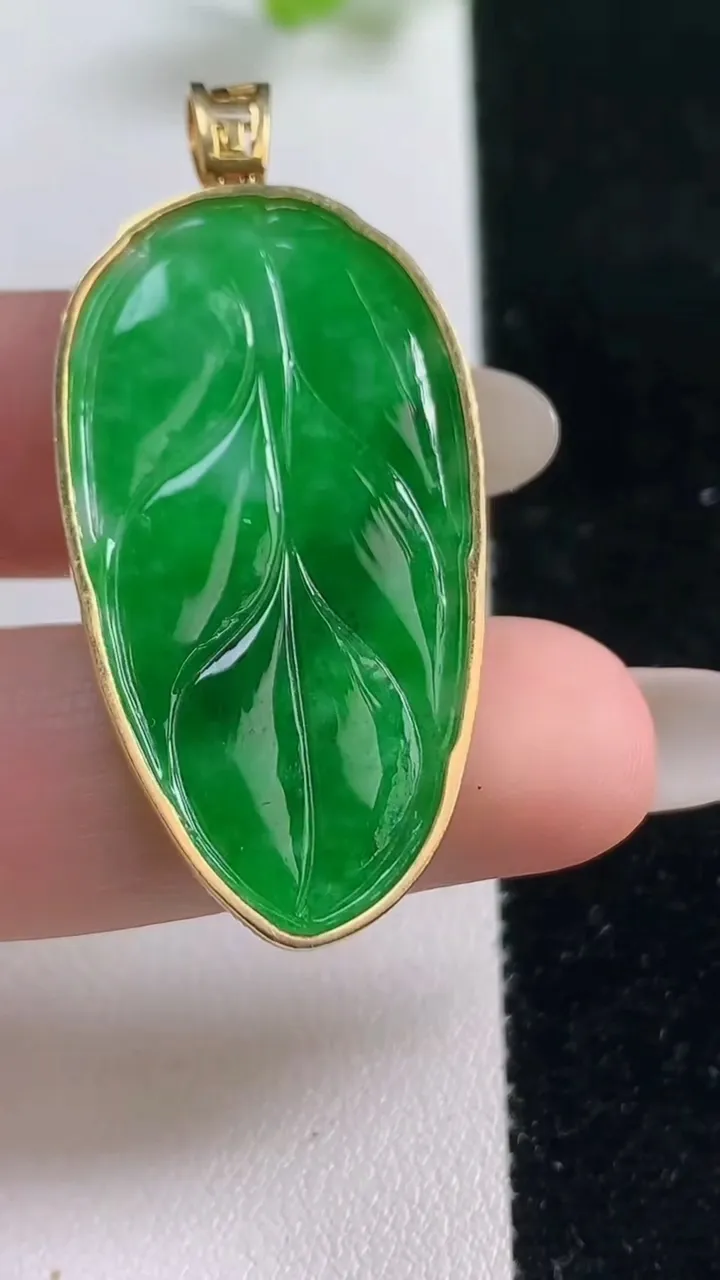 天然A货翡翠金枝玉叶 叶子吊坠，尺寸38-20.9-3.7，重量:6.44g
10月23日