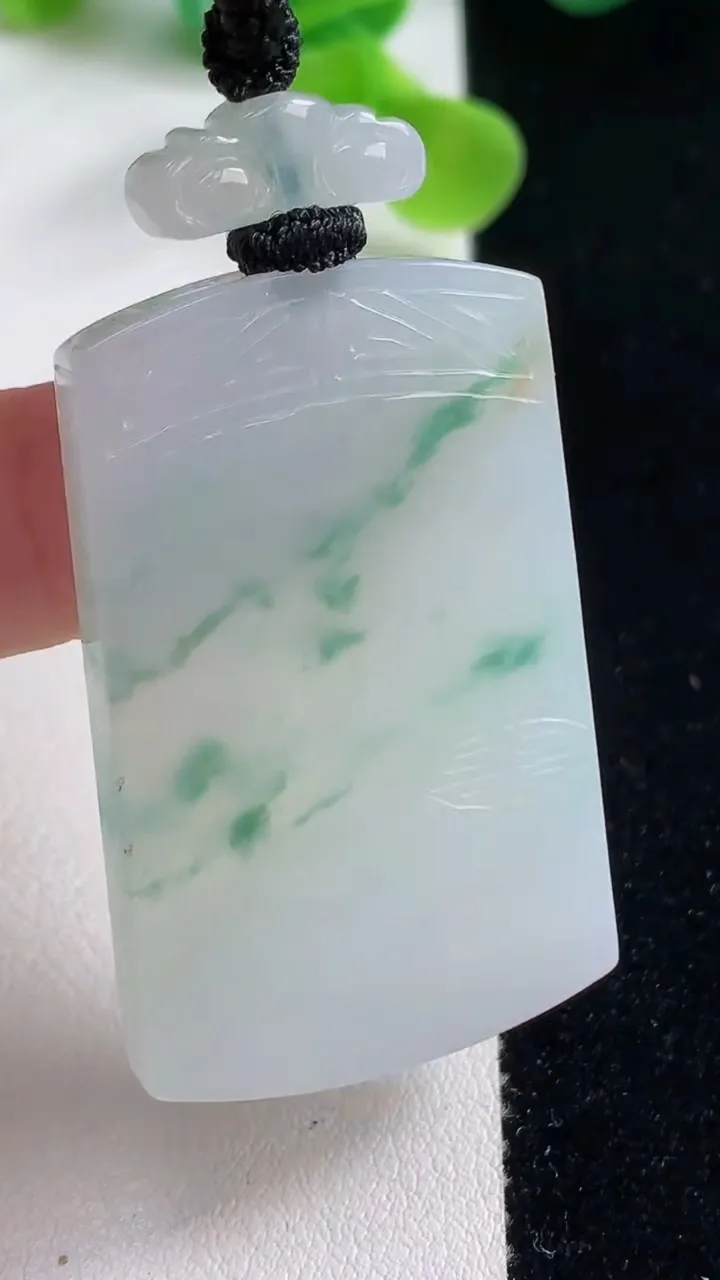 天然A货翡翠冰种飘花仿古无事牌吊坠，尺寸42.7-27-4.8，重量:20.93g
10月23日