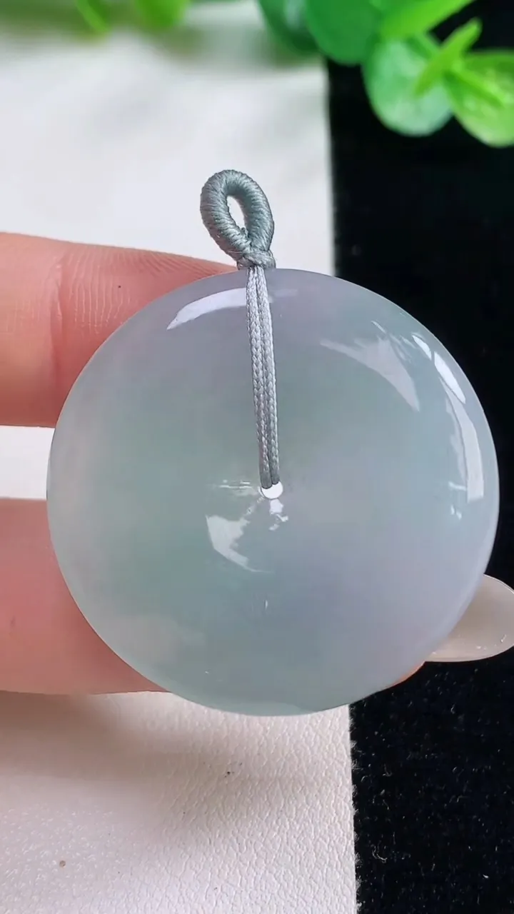 天然A货翡翠平安扣吊坠，尺寸34.9-5.4，重量:13.77g
10月23日