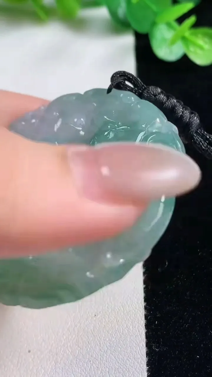 天然A货翡翠生肖鸡吊坠，尺寸46.2-46.2-5.8，重量:22.29g
10月23日