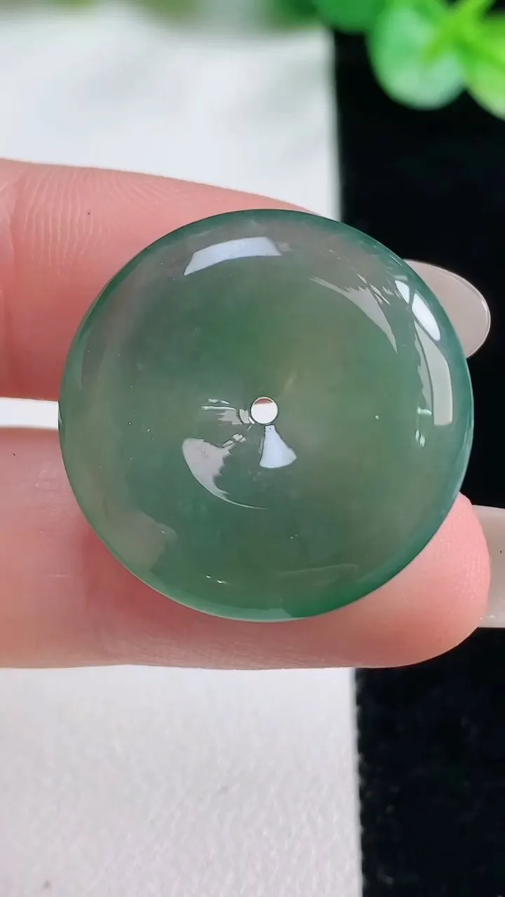 天然A货翡翠平安扣吊坠，尺寸24.6-4.8，重量:6.70g
10月23日