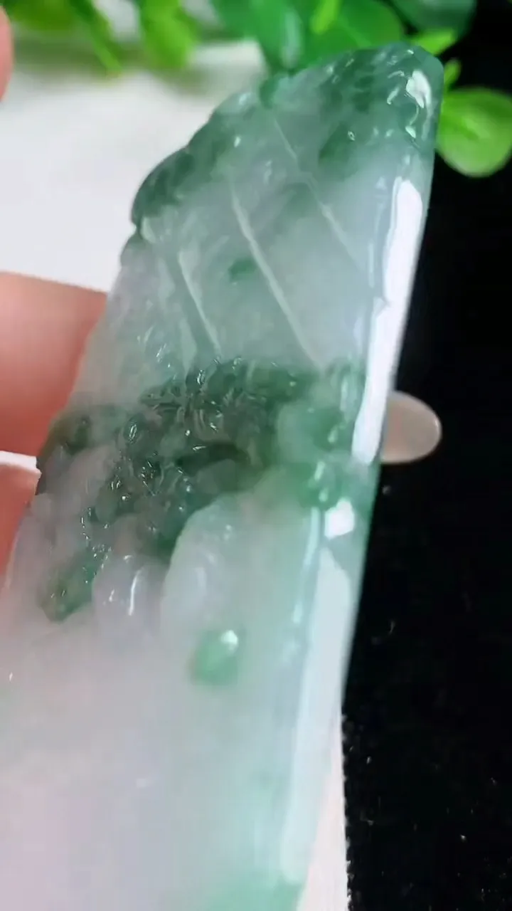 天然A货翡翠观音菩萨吊坠，尺寸76.6-42.6-6.2，重量:41.09g
10月23日