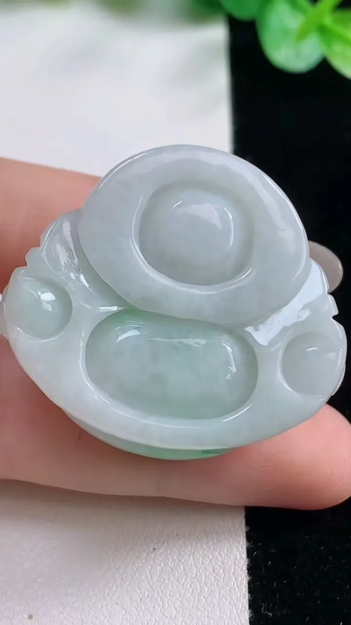 天然A货翡翠佛公吊坠，尺寸31.3-36.7-12.7，重量:22.75g
10月23日