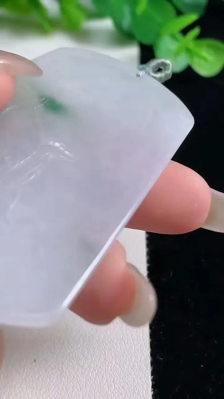 天然A货翡翠冰种飘花御龙大势至菩萨吊坠，尺寸64.2-42.3-5.4，重量:29.40g
10月23日