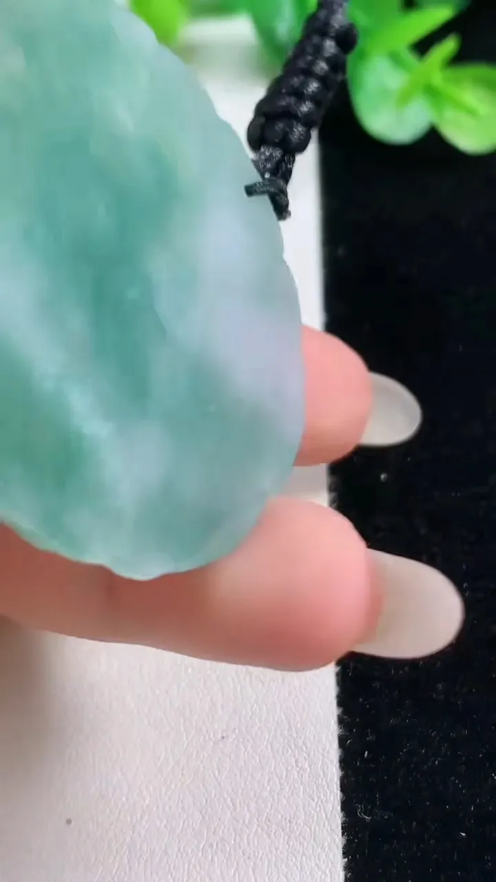 天然A货翡翠生肖鸡吊坠，尺寸46.2-46.2-5.8，重量:22.29g
10月23日