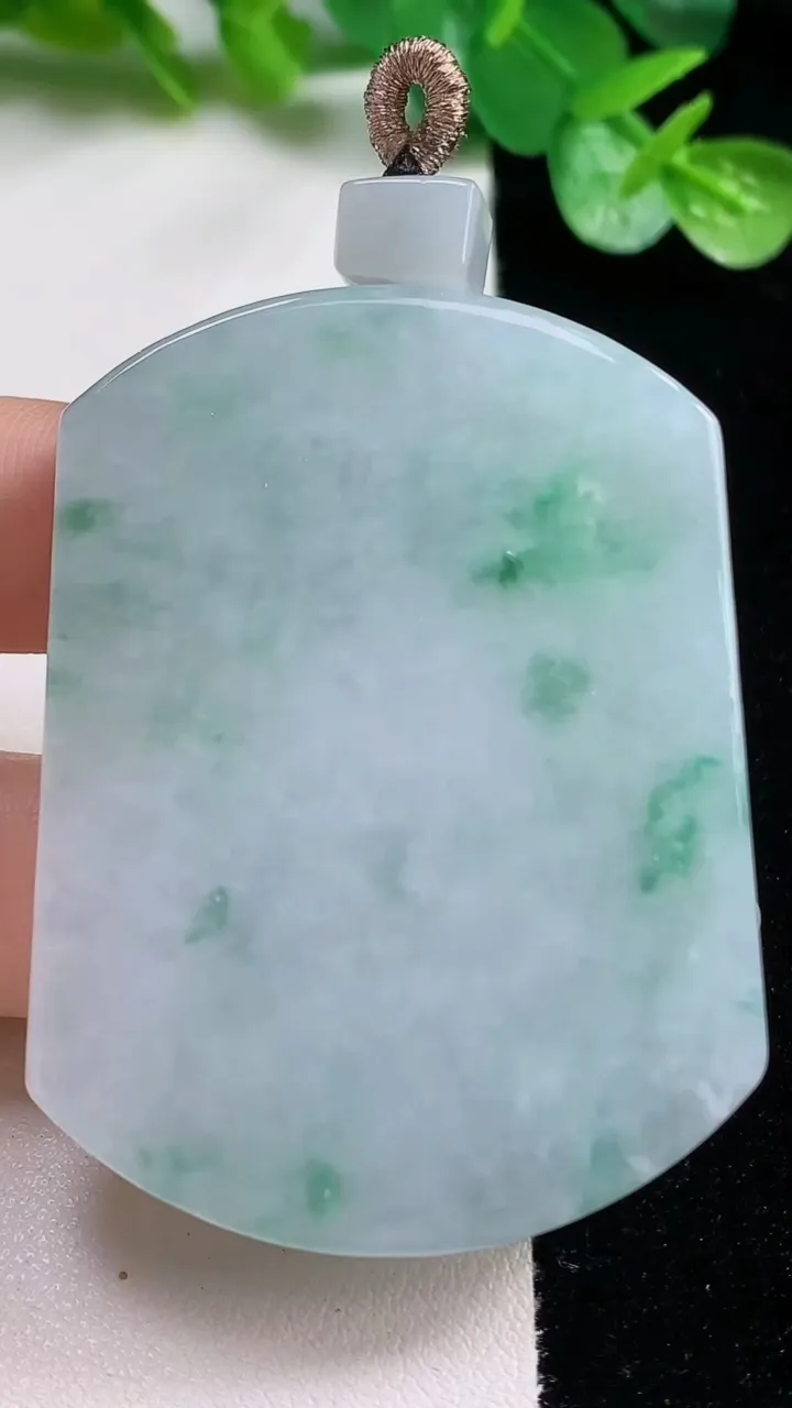 天然A货翡翠冰种飘花无事牌吊坠，尺寸54.3-46-7.2，重量:44.12g
10月23日