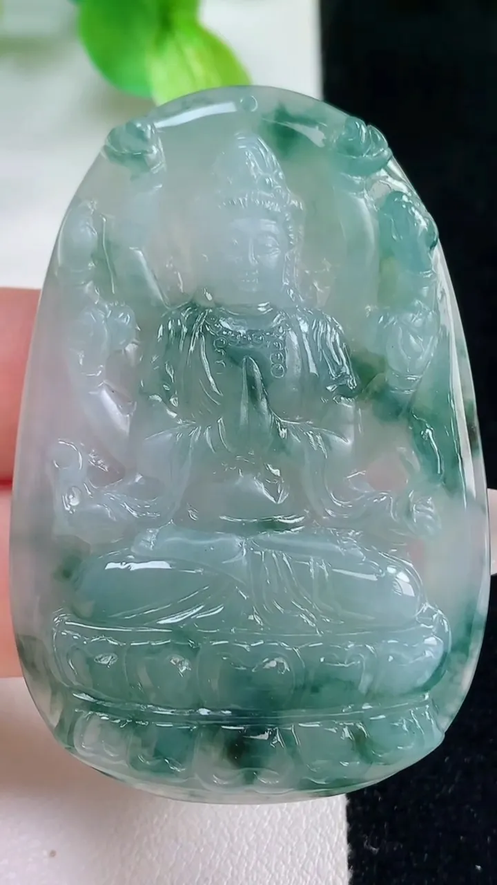 天然A货翡翠冰种飘花千手观音吊坠，尺寸53-35.8-5.2，重量:20.64g
10月23日