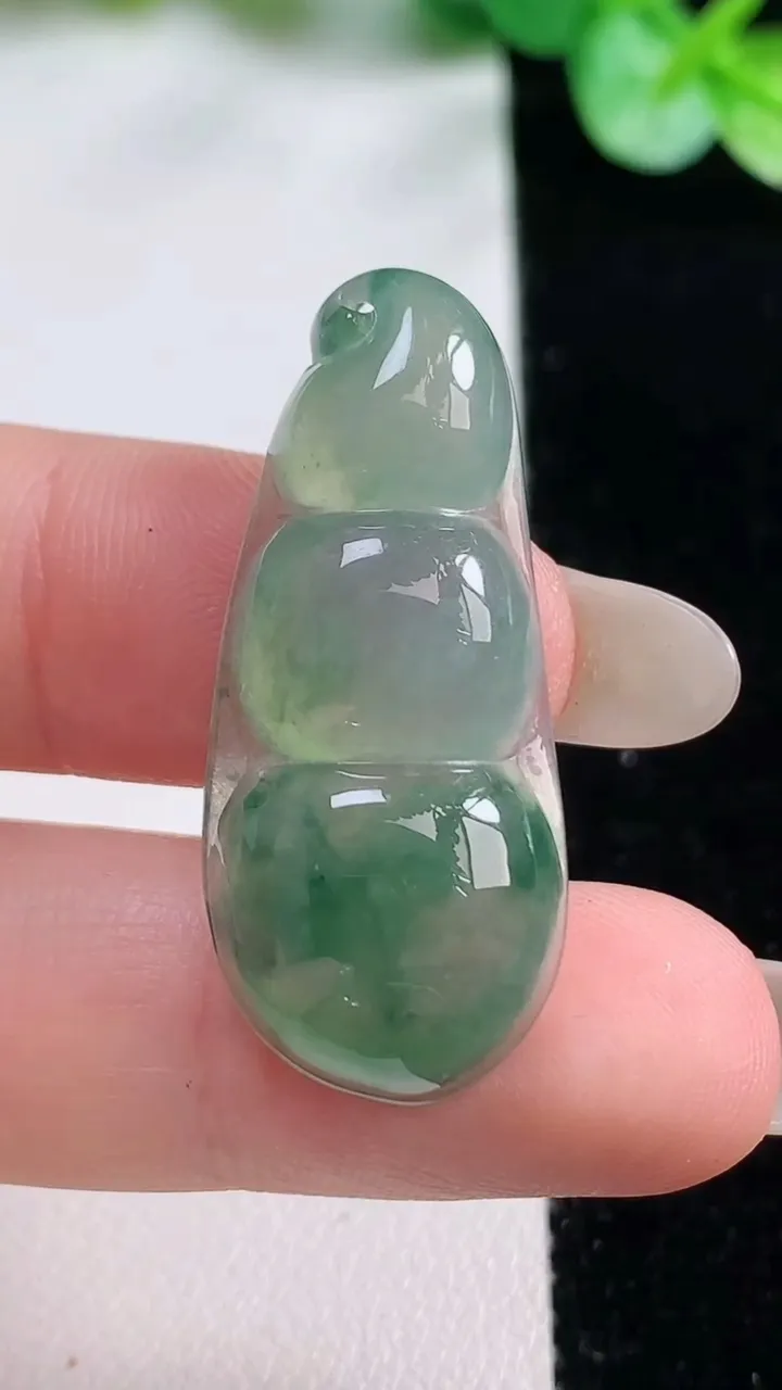 天然A货翡翠冰种飘花福豆吊坠，尺寸34.8-14.9-5.9，重量:5.38g
10月23日