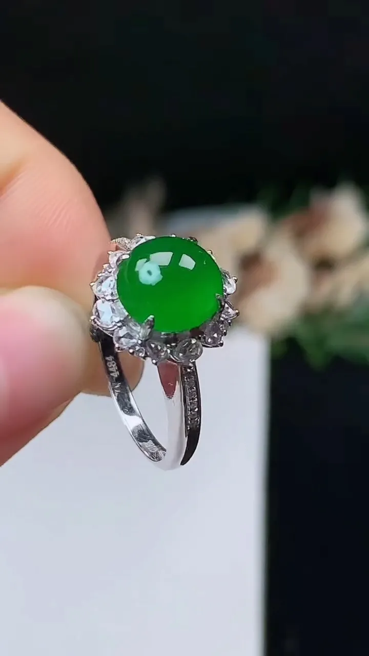 天然A货翡翠蛋面戒指，尺寸17-8.6-8，重量:3.47g2025年10月23日
工厂直销收藏佳品,种好水足，色泽均匀，有种有色，上手高大气！