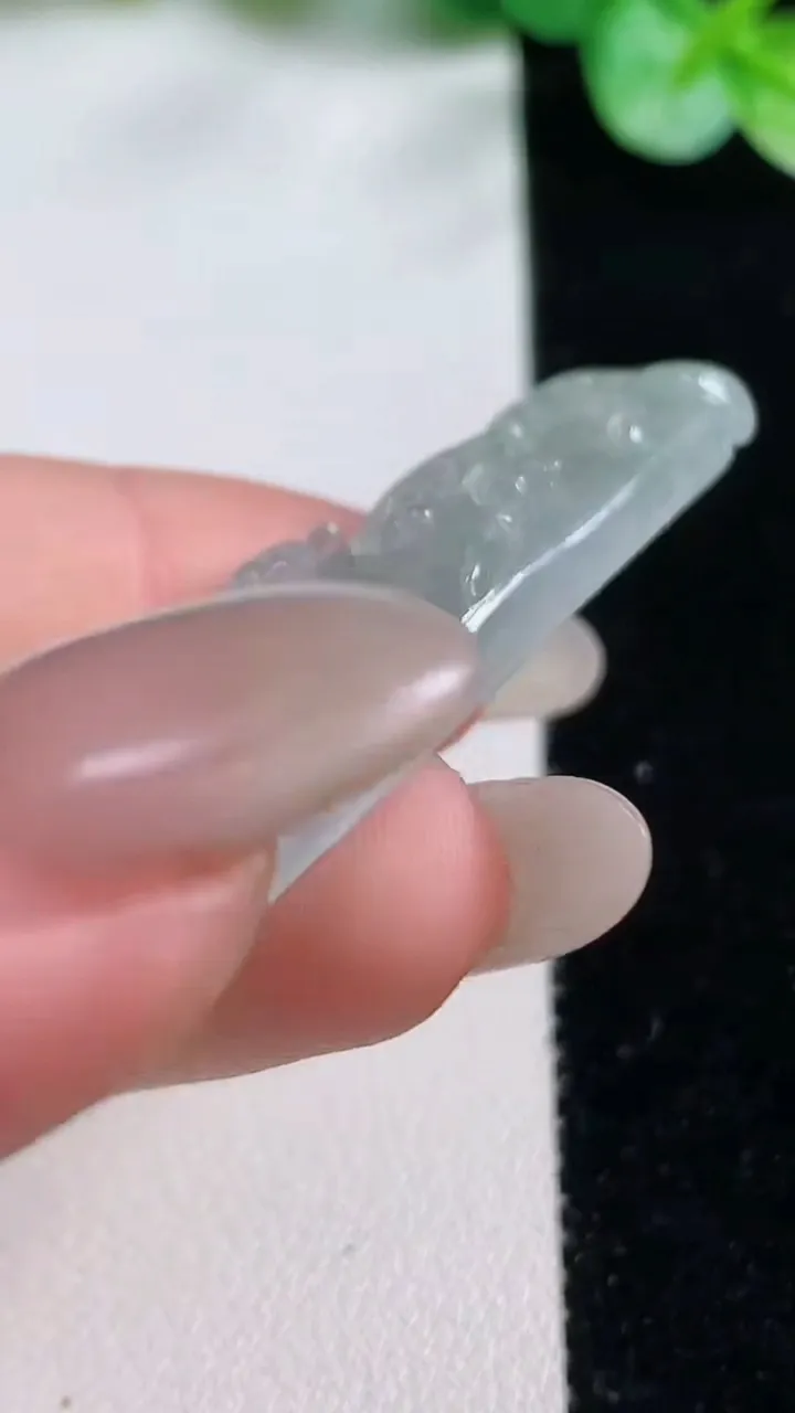 天然A货翡翠梅花鹿吊坠，尺寸49-23-7.4，重量:12.62g
10月23日