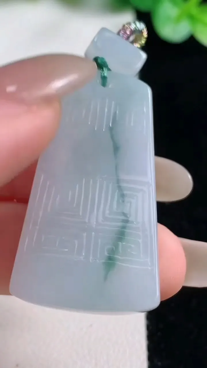天然A货翡翠冰种飘花仿古无事牌吊坠，尺寸38-40.2-5.6，重量:13.83g
10月23日