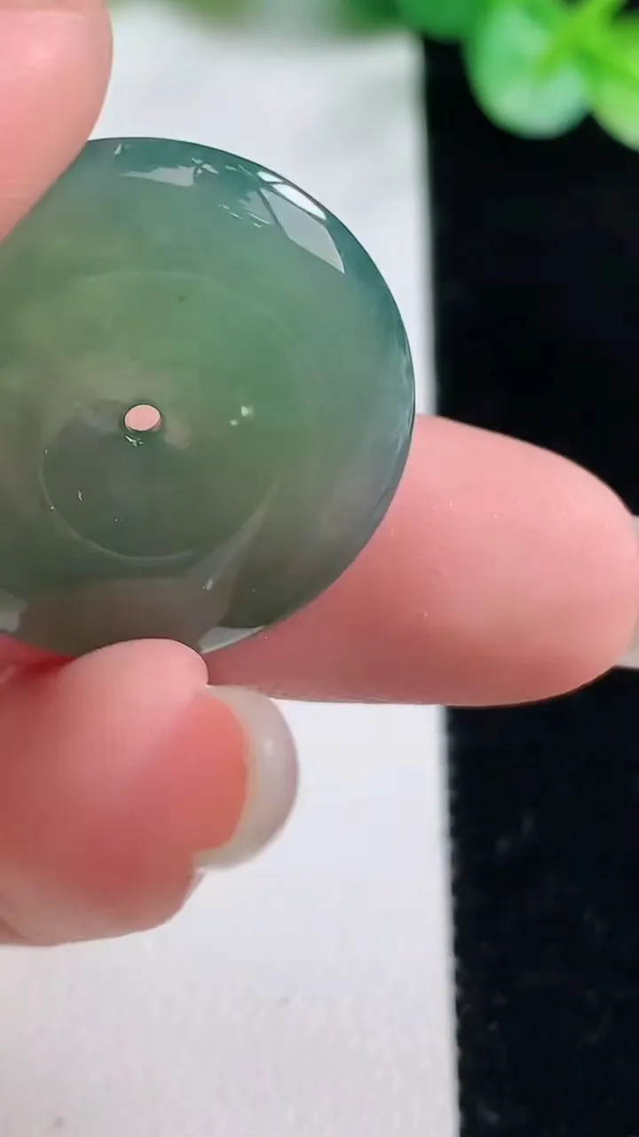 天然A货翡翠平安扣吊坠，尺寸24.6-4.8，重量:6.70g
10月23日