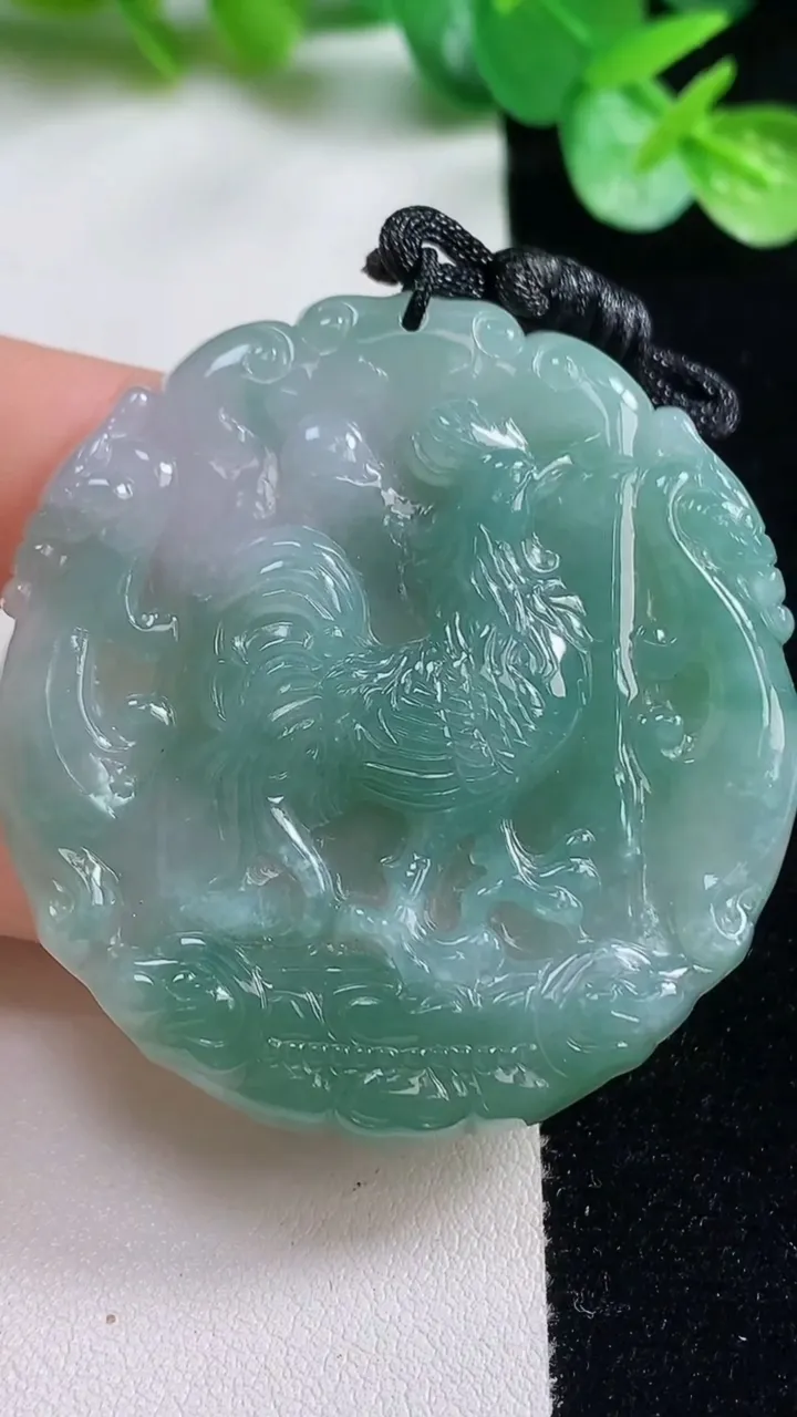 天然A货翡翠生肖鸡吊坠，尺寸46.2-46.2-5.8，重量:22.29g
10月23日