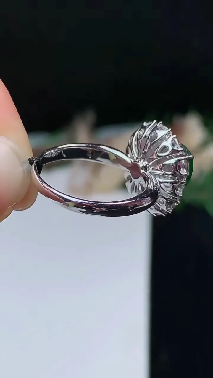 天然A货翡翠蛋面戒指，尺寸16.4-8-7.4，重量:3.55g2025年10月23日
工厂直销收藏佳品,种好水足，色泽均匀，有种有色，上手高大气！