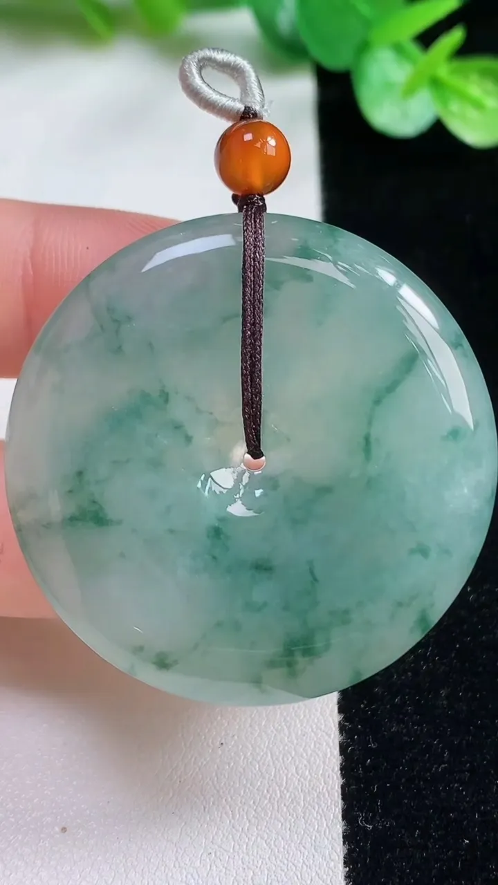 天然A货翡翠冰种飘花平安扣吊坠，尺寸39.6-6.6，重量:22.95g
10月23日