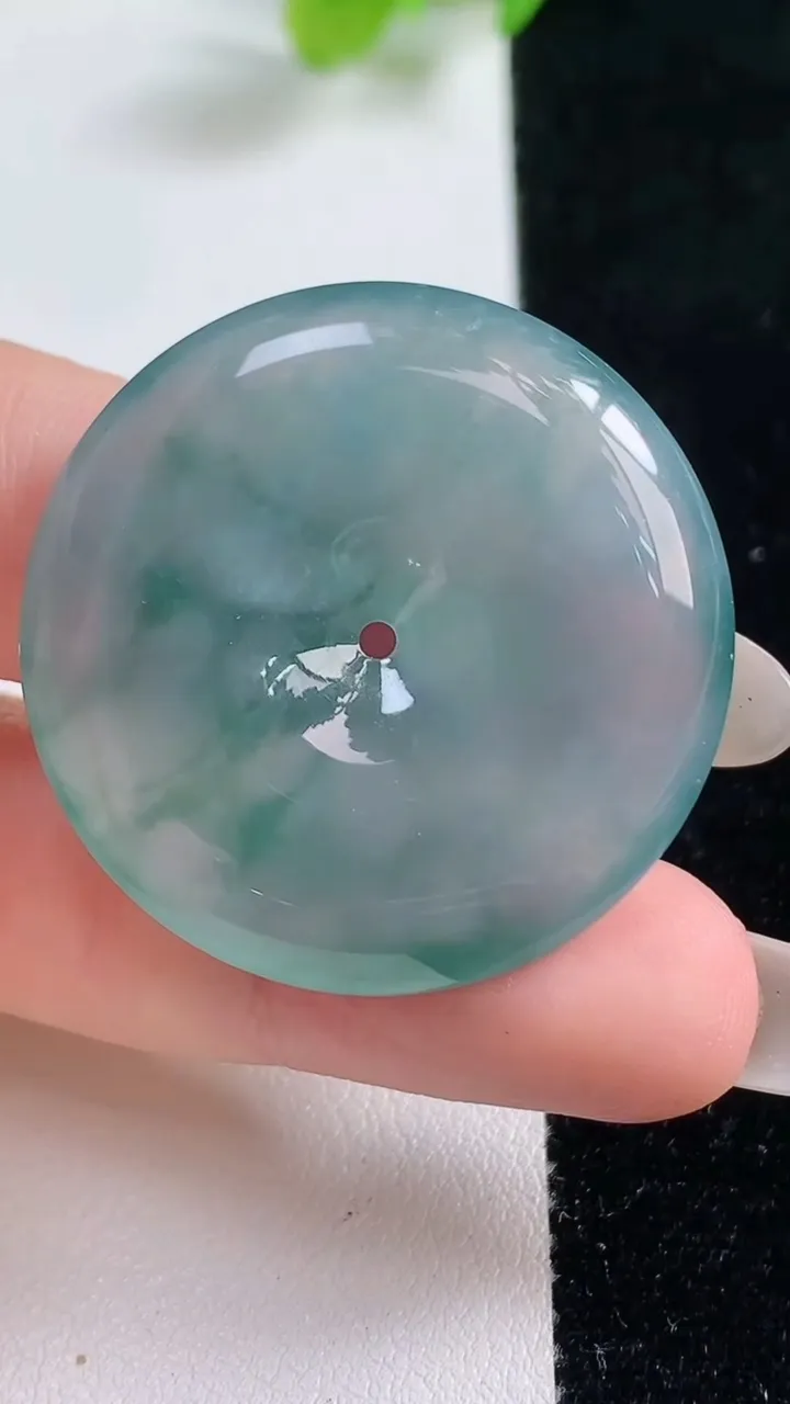 天然A货翡翠种飘花平安扣吊坠，尺寸34.2-6，重量:15.30g
10月23日