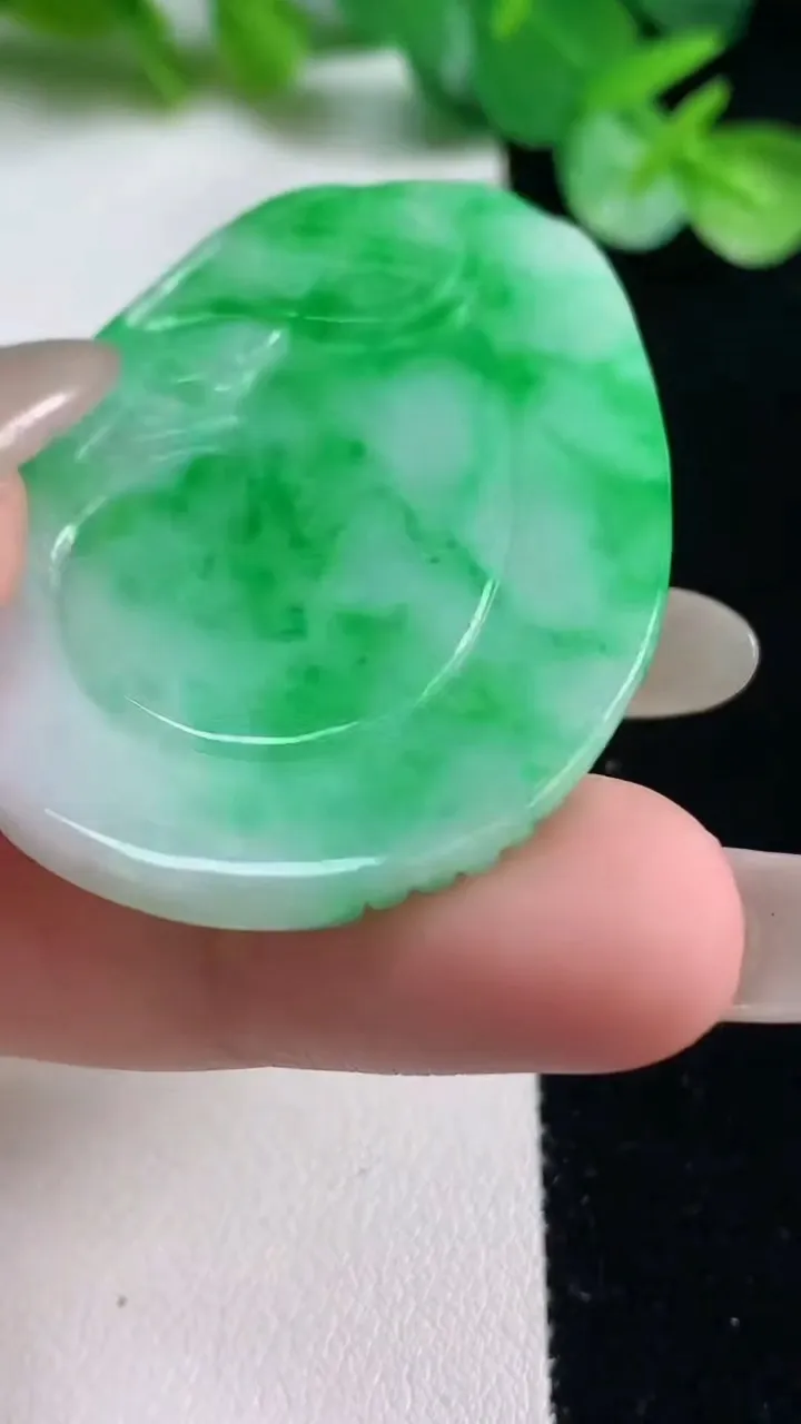 天然A货翡翠复古龙牌吊坠，尺寸50.4-35.3-3.9，重量:14.31g
10月23日