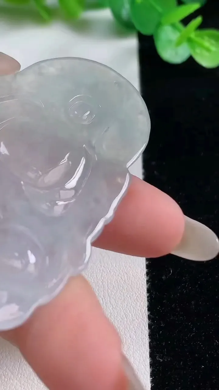 天然A货翡翠观音菩萨吊坠，尺寸65.6-37.2-5.6，重量:26.85g
10月23日