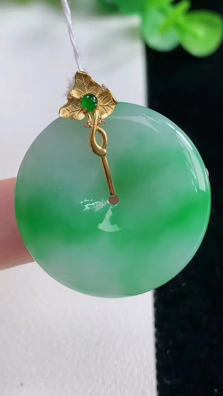 天然A货翡翠平安扣吊坠，尺寸28.4-4.5，重量:8.08g
10月23日