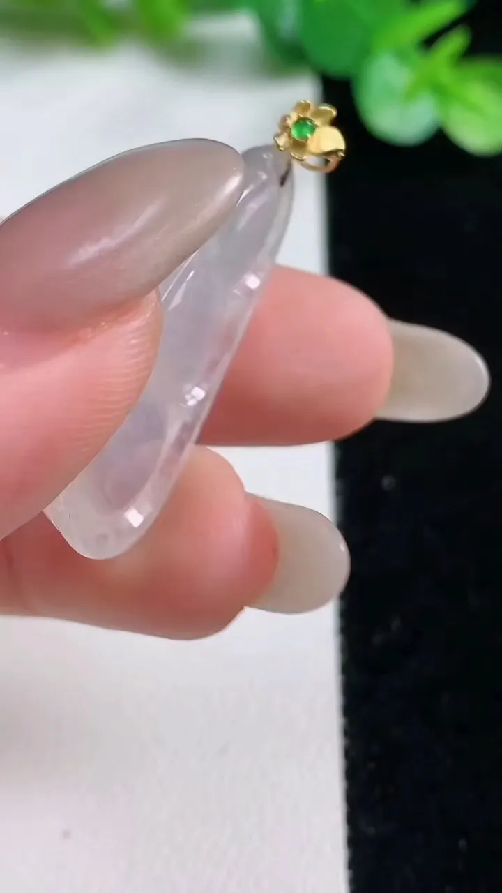 天然A货翡翠种白冰福豆吊坠，尺寸31-13.7-6.6，重量:4.53g
10月23日