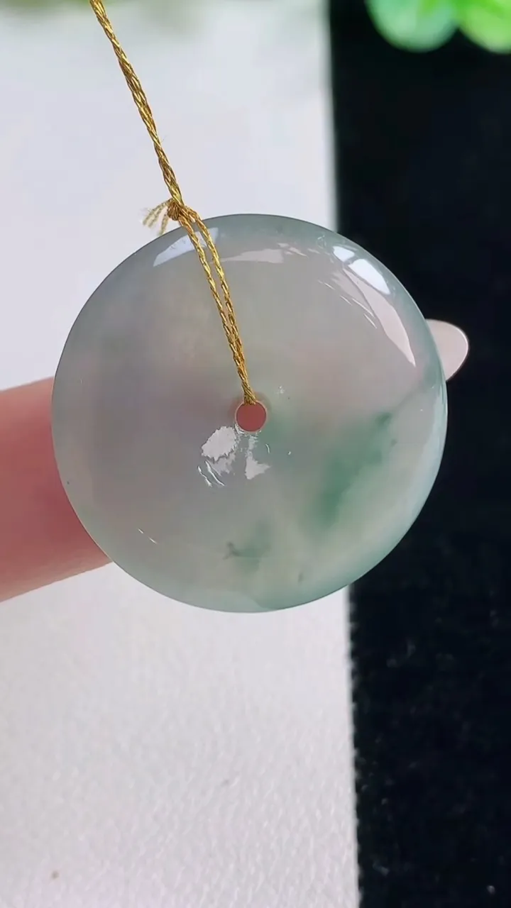 天然A货翡翠冰种飘花平安扣吊坠，尺寸25.7-4.4，重量:6.31g
10月23日