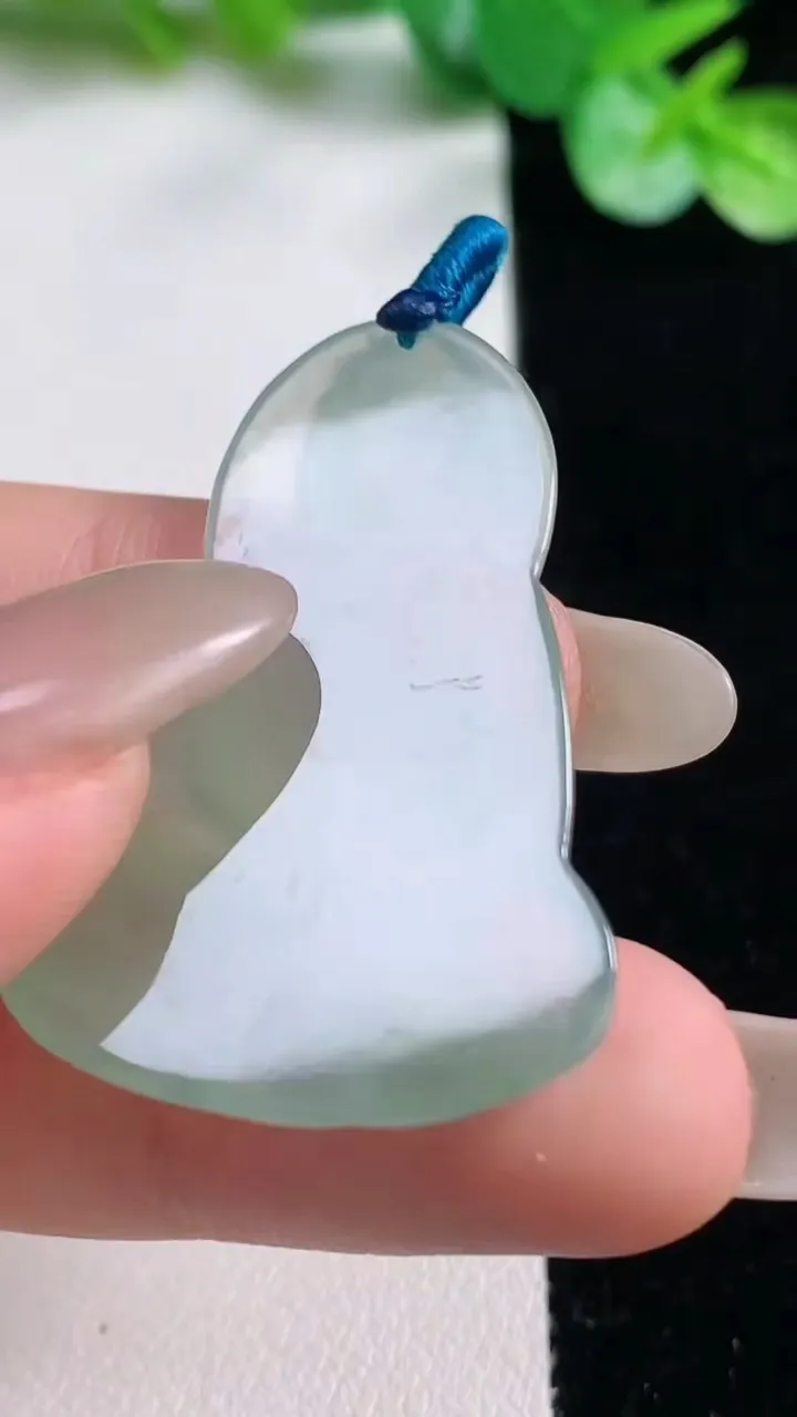 天然A货翡翠素衣观音吊坠，尺寸39-25.4-4.4，重量:7.00g
10月23日