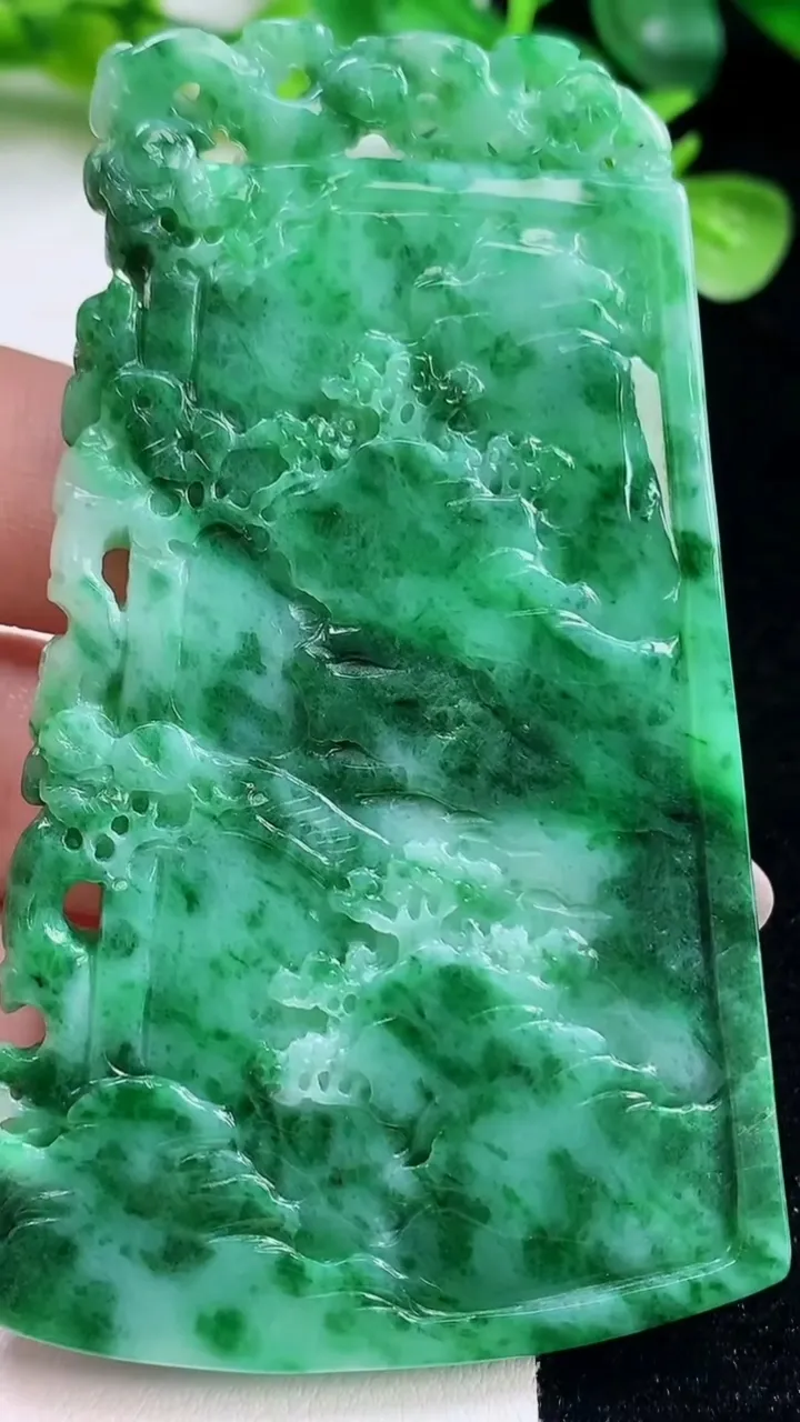 天然A货翡翠山水牌吊坠，尺寸77-48-5.3，重量:45.07g
10月23日