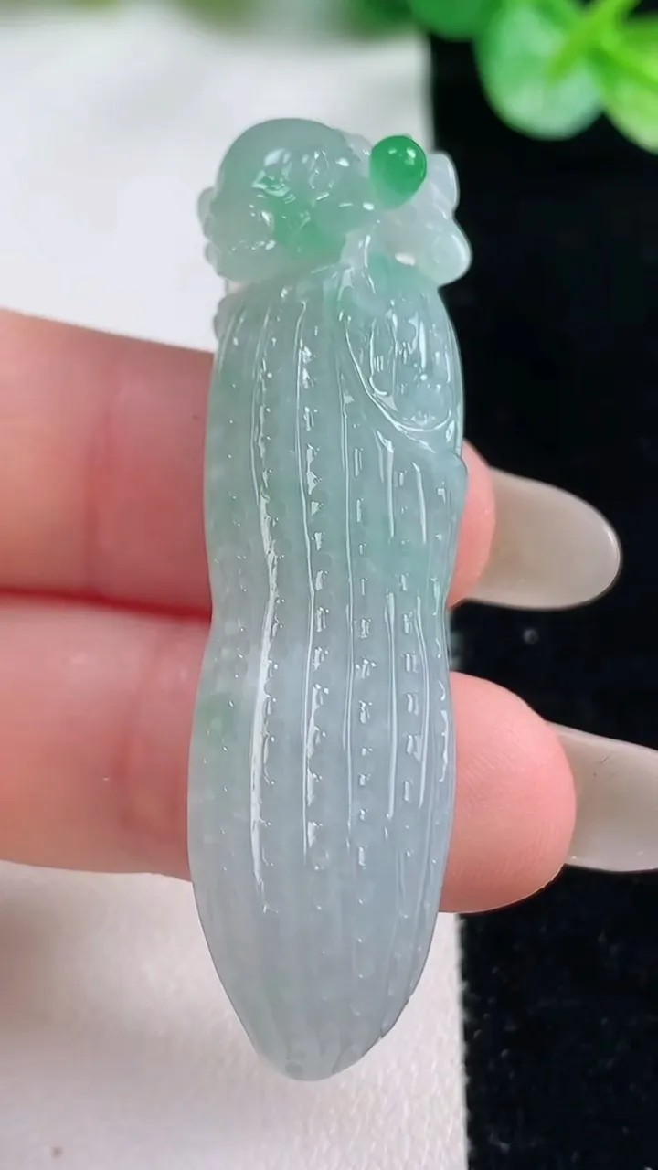 天然A货翡翠花生吊坠，尺寸50.4-13.3-10，重量:14.39g
10月23日