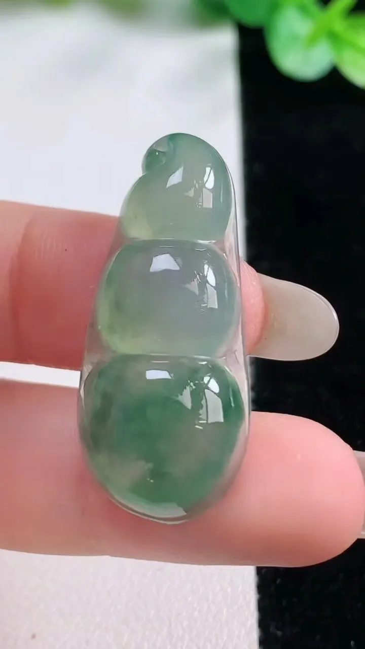 天然A货翡翠冰种飘花福豆吊坠，尺寸34.8-14.9-5.9，重量:5.38g
10月23日