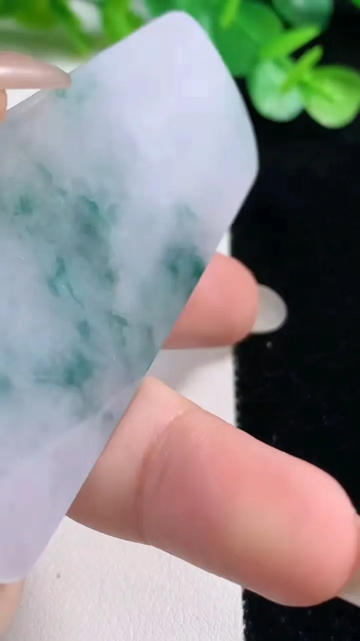 天然A货翡翠冰种飘花观音菩萨吊坠，尺寸73.8-37.2-5.6，重量:32.00g
10月23日