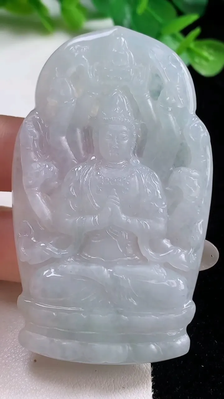 天然A货翡翠千手观音吊坠，尺寸68.3-40-6，重量:33.65g
10月23日