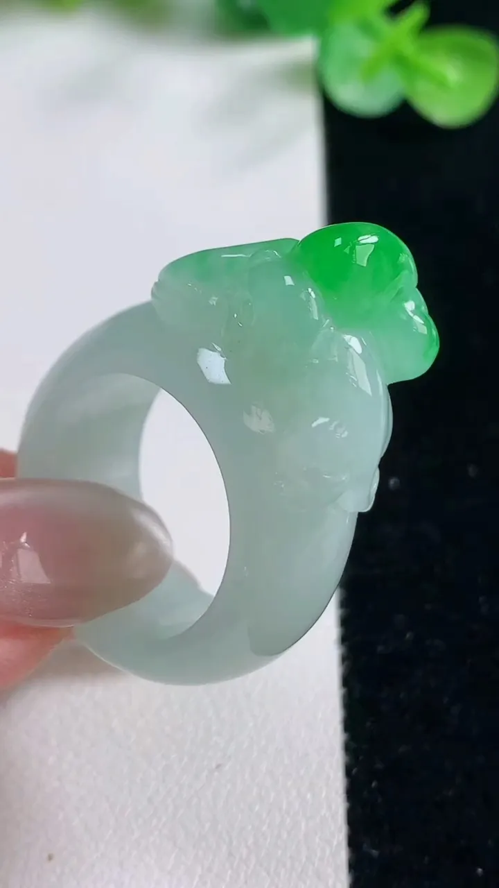 天然A货翡翠生肖猴指环扳指，尺寸19.3-10.2-21.6-15，重量:15.52g2025年10