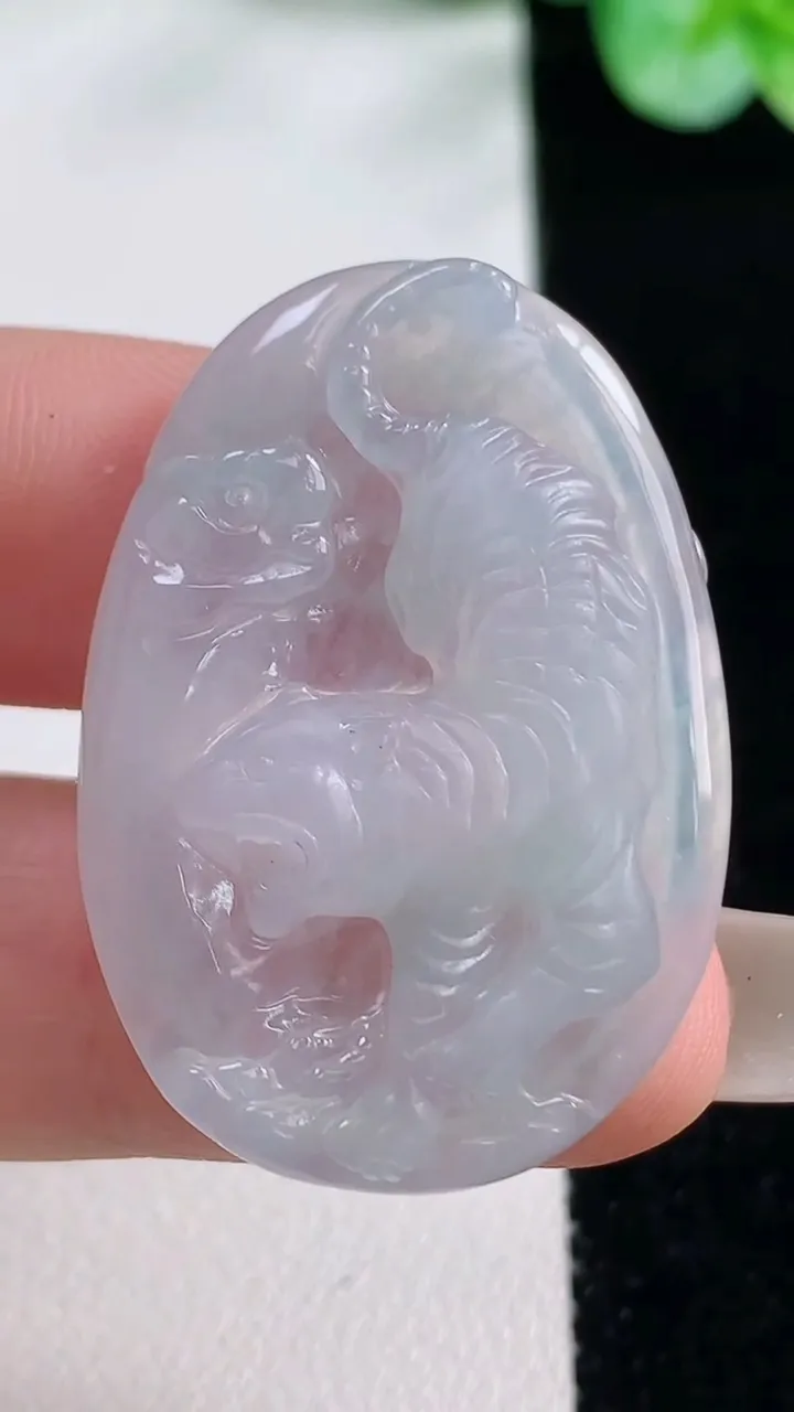 天然A货翡翠生肖虎吊坠，尺寸34.8-24.3-4.6，重量:6.61g
10月23日