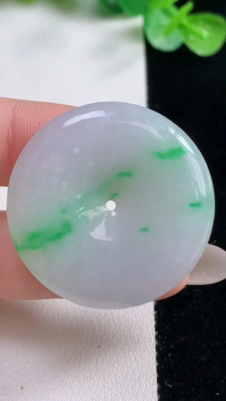 天然A货翡翠平安扣吊坠，尺寸34-5.7，重量:14.20g
10月23日