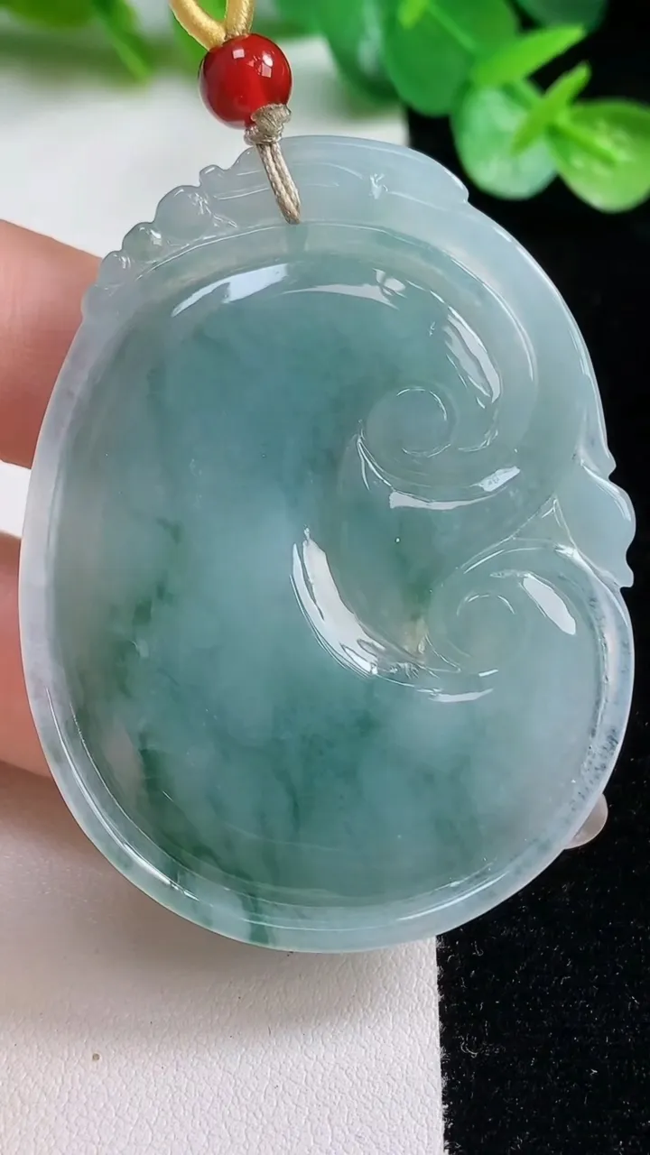 天然A货翡翠冰种飘花如意吊坠，尺寸53.5-42.8-6.7，重量:26.00g
10月23日