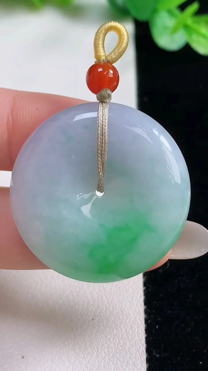 天然A货翡翠平安扣吊坠，尺寸31.7-8，重量:13.57g
10月23日