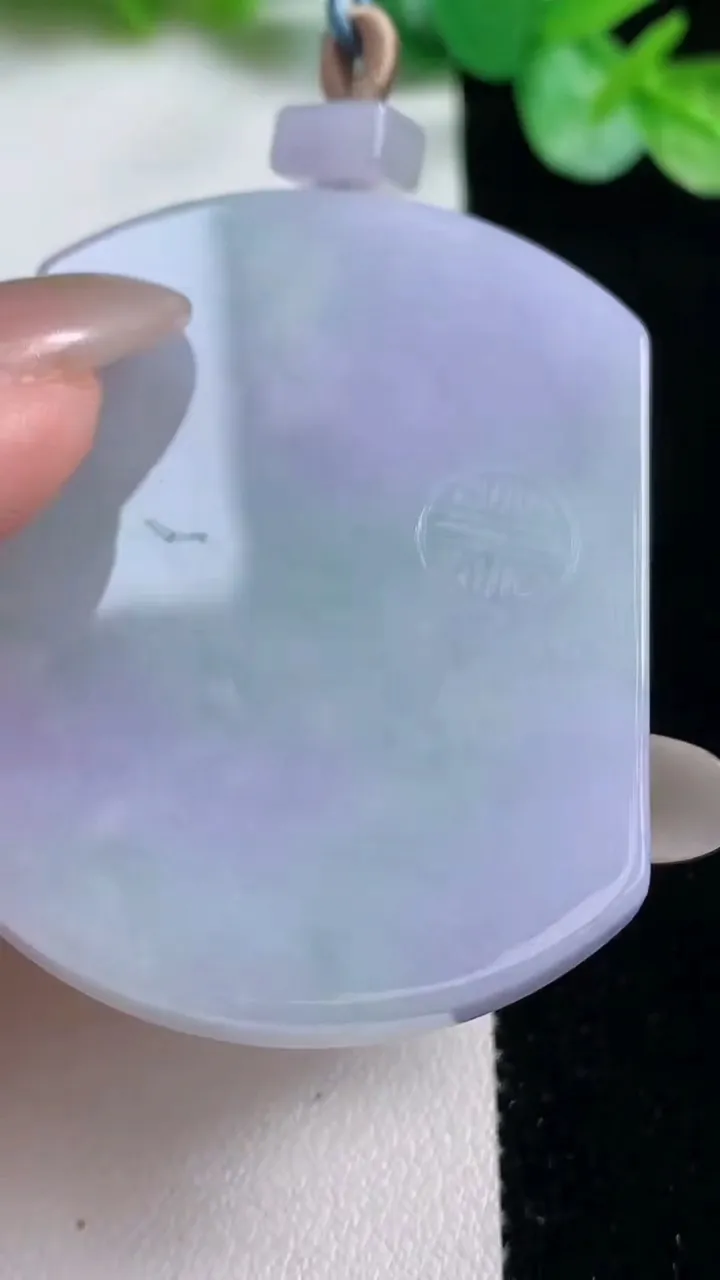 天然A货翡翠春带彩紫罗兰无事牌吊坠，尺寸49.8-37.9-6，重量:33.97g
10月23日