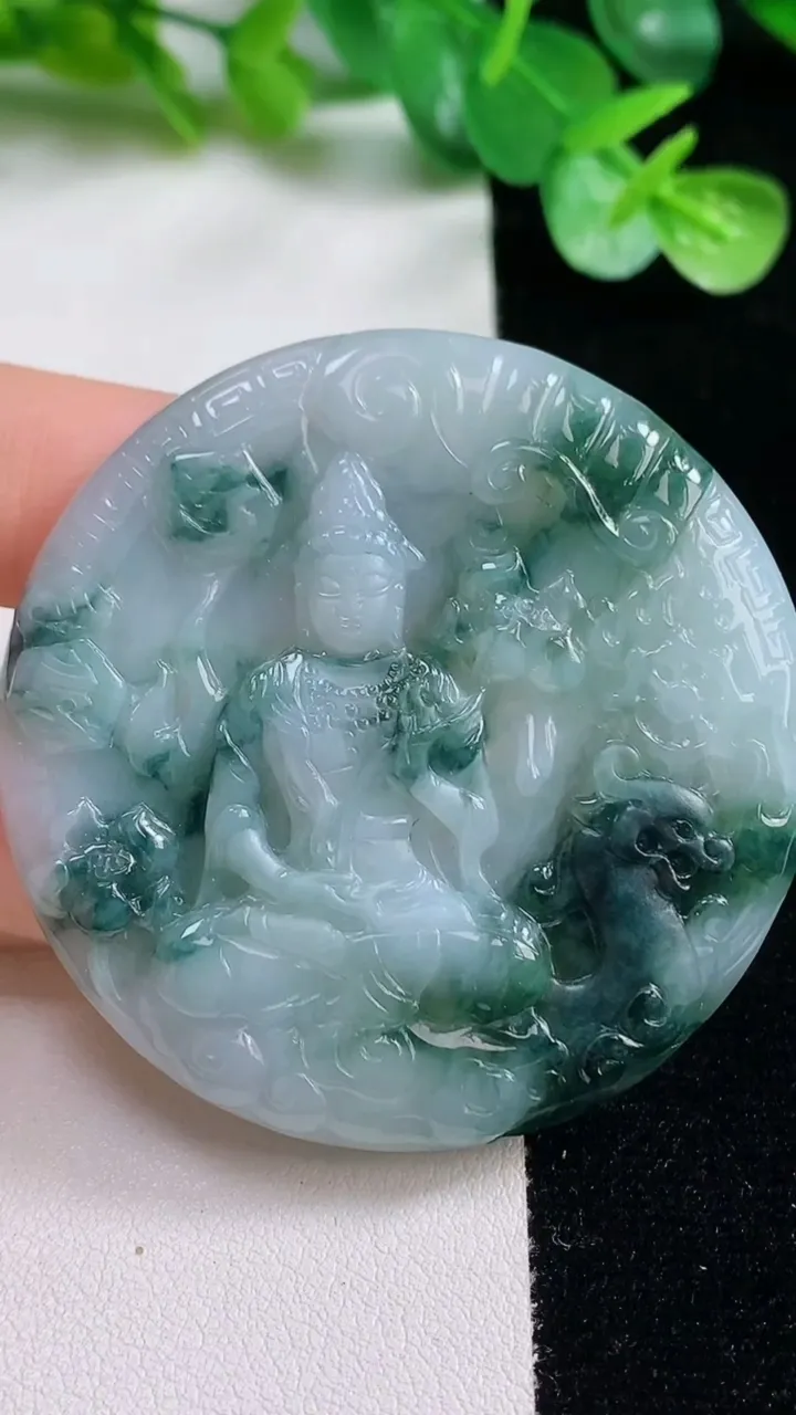 天然A货翡翠冰种飘花大势至菩萨吊坠，尺寸52.5-4.9，重量:32.32g
10月23日