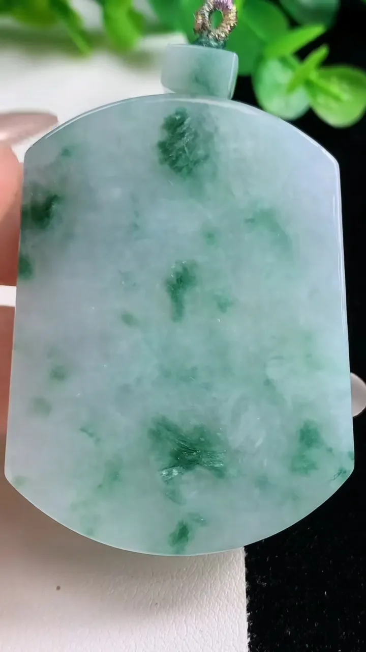 天然A货翡翠冰种飘花无事牌吊坠，尺寸56.2-42.4-6.4，重量:41.47g
10月23日