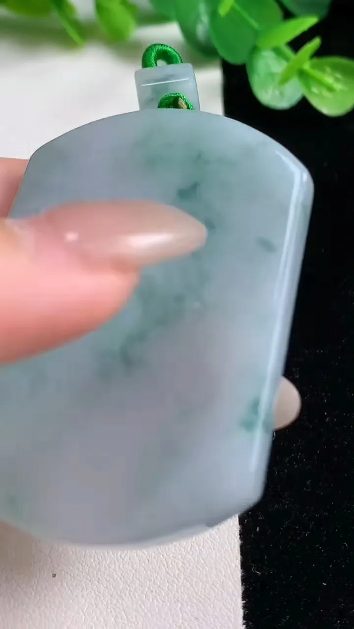 天然A货翡翠冰种飘花无事牌吊坠，尺寸54.3-41.7-5.2，重量:35.84g
10月23日