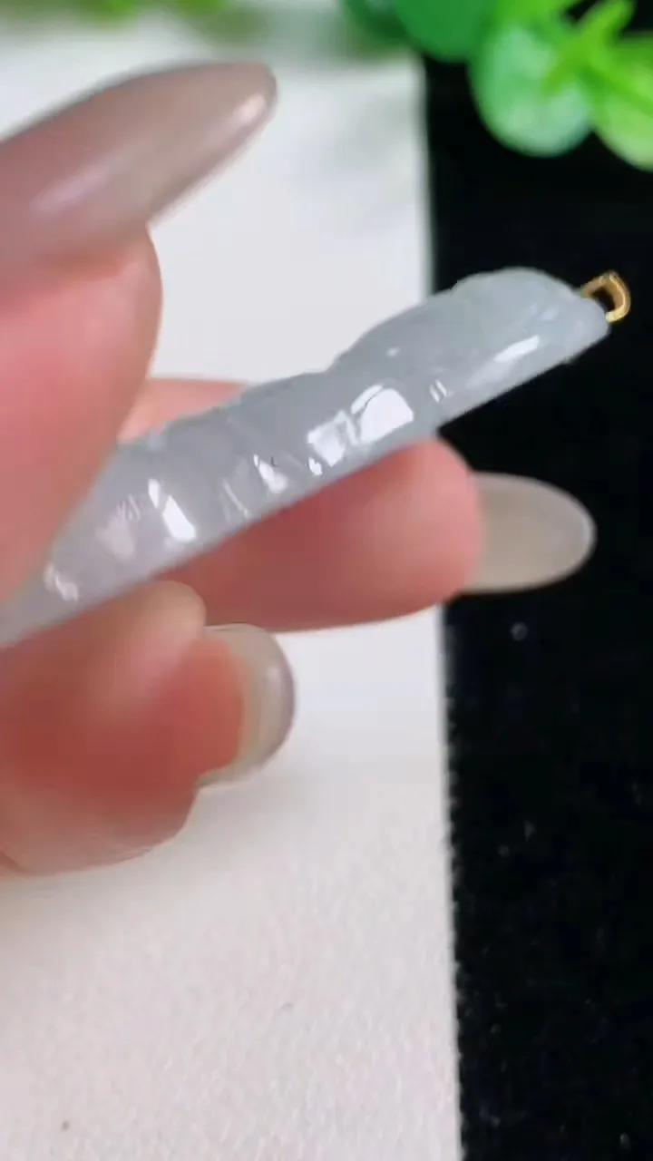 天然A货翡翠种白冰观音菩萨吊坠，尺寸47.2-29.6-6.5，重量:14.91g
10月23日