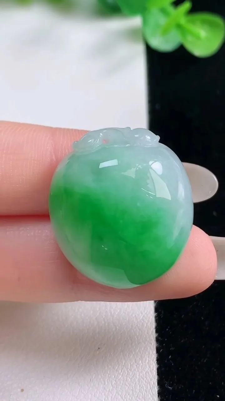 天然A货翡翠寿桃吊坠，尺寸26-23.4-12.2，重量:13.62g
10月23日