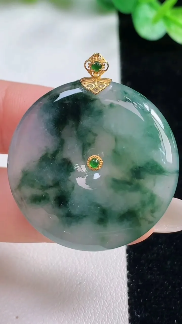 天然A货翡翠种飘花平安扣吊坠，尺寸33.4-5.8，重量:15.24g
10月23日